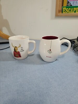 2 рождественские кружки Rae Dunn Kiss с омелой и сезонными лосями - Изображение 1 из 4