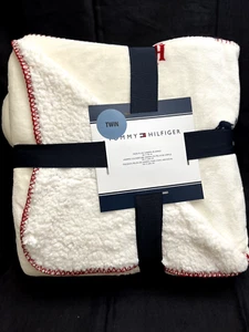Tommy Hilfiger Zwillingsdecke Plüsch Sherpa weiß Daschund Schlitten - 60" x 90" NEU - Bild 1 von 5