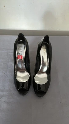Tacones Peep Toe de charol negro INC Foto 1 de 4