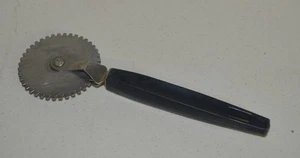 Rueda de pastelería cortadora de pizza de masa vintage mango negro - Imagen 1 de 3