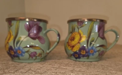 Este conjunto de 2 canecas esmaltadas MacKenzie-Childs Flower Market usadas em excelente estado usado - Imagem 1 de 4