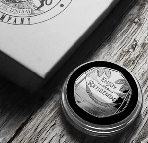 Moneda conmemorativa de plata FELIZ JUBILACIÓN en caja de regalo. Presente/Trabajo/Jefe/Fiesta - Imagen 1 de 10