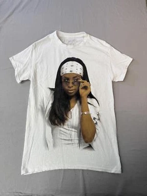 Camiseta Aaliyah mirando por encima de las gafas de sol camiseta blanca bandana Foto 1 de 4