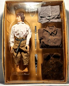 Lord Of The Rings Frodo Baggins 1:6 Action Figure w/ Clothing Sword Jewelry 2004 - Picture 1 of 20
