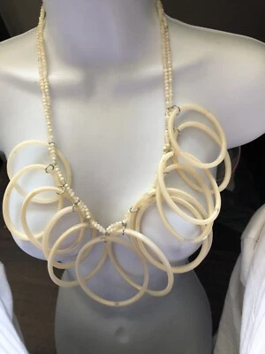 collar babero gargantilla enorme lucite óvalos declaración vainilla crema círculos tintas Foto 1 de 4