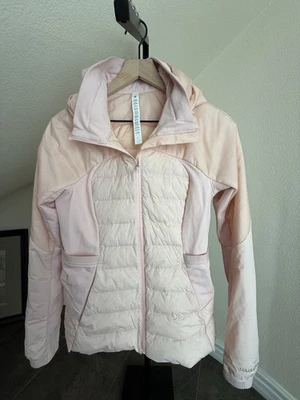 Chaqueta LULULEMON DOWN FOR IT ALL Rosa 10 Precio de venta sugerido por el fabricante $228 Capucha Extraíble Excelente Estado Foto 1 de 4
