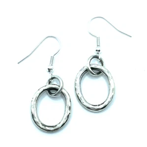 Pendientes personalizados Brighton Circle ovalados cepillados martillados tono plata - Imagen 1 de 6