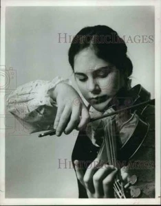 1976 Pressefoto Geigerin Dylana Jenson spielt ihre Geige. - hcp60737 - Bild 1 von 2