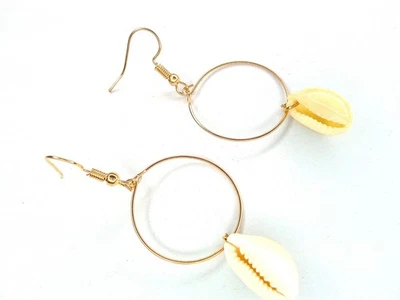 Brincos de argola pendentes de concha Cowrie com ganchos de ouro 14K - Imagem 1 de 3