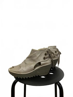 Sandalias peeptoe de cuña de cuero perforado Fly London beige plateadas para mujer talla 37  Foto 1 de 4