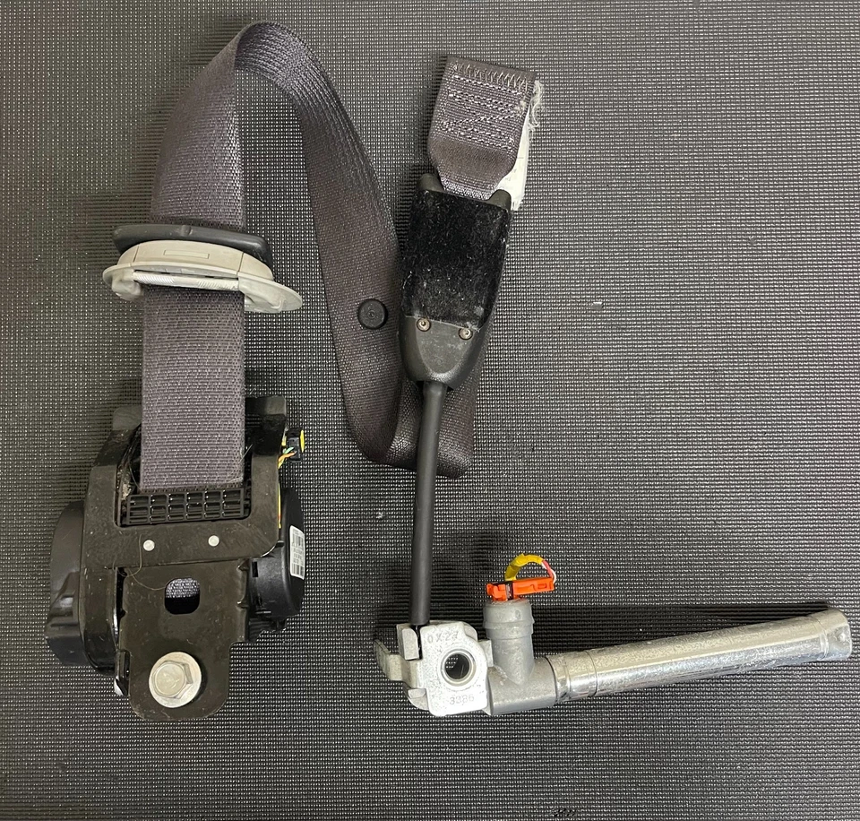 2011 2012 2013 Kia Sorento Front LEFT DRIVER Side Seat Belt OEM - Image 1 of 4