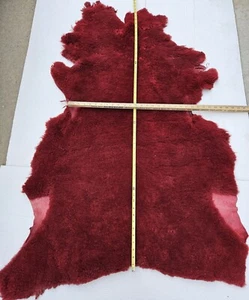 SHEEPSKIN PELT--Burgundy color, large (10.2 sf) - Foto 1 di 2