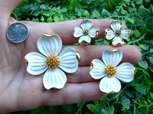 Vintage CROWN TRIFARI - white enamel dogwood flower- JEWELRY SET 2 pins earrings - Picture 1 of 4