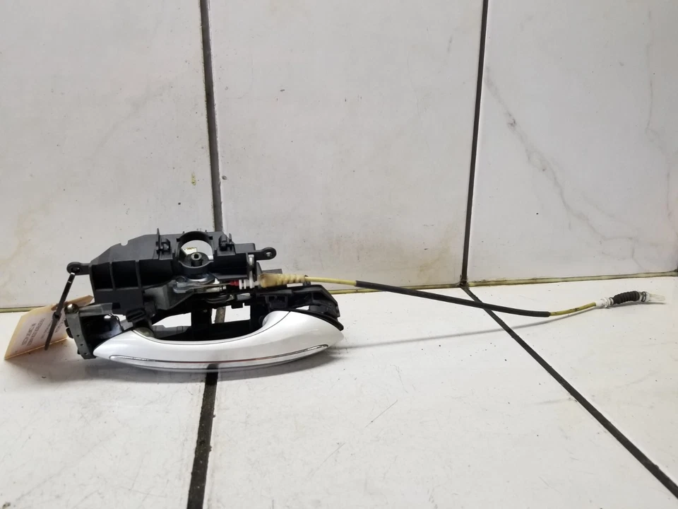 BMW 750i xDrive 2010 F01/F02 paso delantero derecho. SIDE EXT. MANGO DE PUERTA CON CONFORT Foto 1 de 3