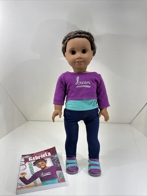 American Girl Gabriella McBride GOTY vestido pele média marrom cabelo encaracolado olhos - Imagem 1 de 3