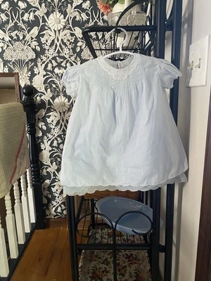 Vestido de bebé vintage hecho a mano azul pálido bordado encaje ribete años 50-60 reliquia Foto 1 de 4