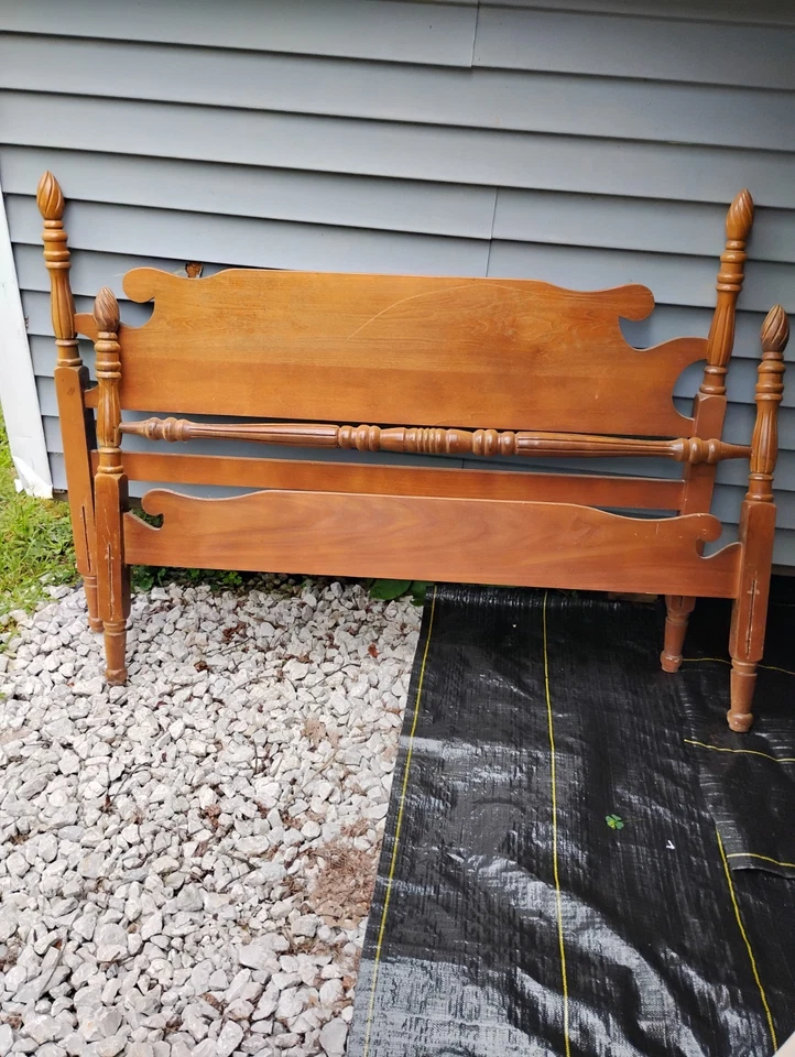 Marco de cama de tamaño completo. Tabla de cabecera y pie, color arce. Foto 1 de 1