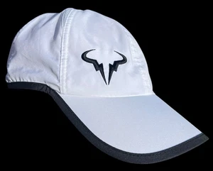 Gorra de tenis ligera Nike Dri Fit Rafael Nadal Raging Bull blanca con tirantes - Imagen 1 de 13