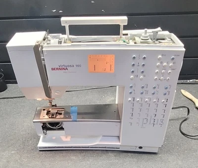 Máquina de coser Bernina Virtuosa 160 para piezas.  Enciende pero necesita TLC Foto 1 de 4