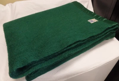 VINTAGE KENWOOD 100% WOOL HUNTER GREEN 72"x90" MEDIUM WEIGHT BED BLANKET CANADA - Image 1 of 4