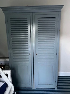 $100. Boston Interiors armario armario madera maciza Foto 1 de 2