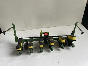 ERTL 1:16 John Deere 6 Row Corn Planter 1700 (30) - Picture 1 of 6