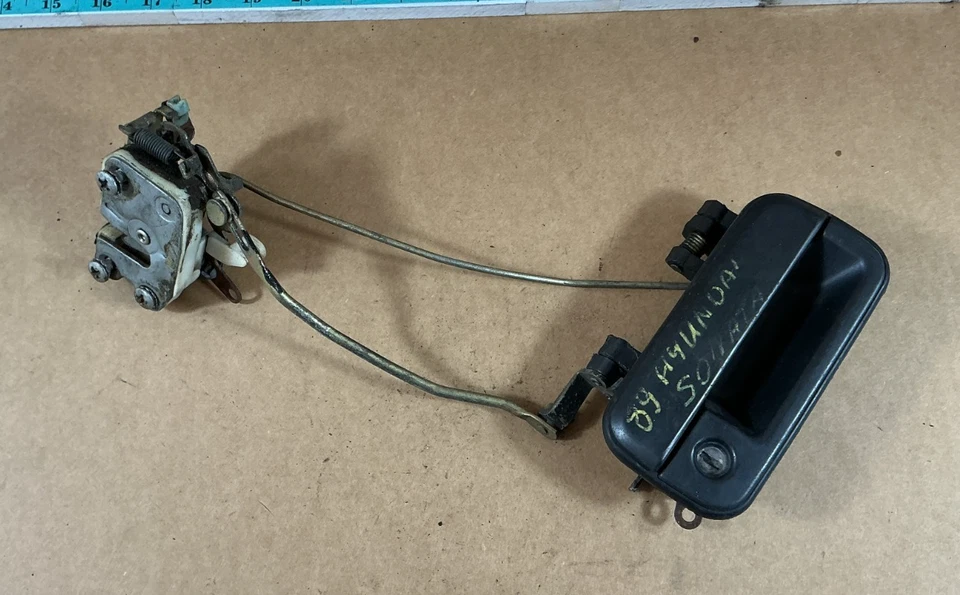 Manija de puerta exterior delantera derecha Hyundai Sonata 1989-1992 y actuador de cerradura de puerta Foto 1 de 4