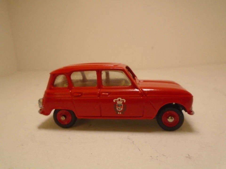 DINKY TOYS MECCANO FRANCE. #518-F,V-5 RENAULT 4L RESTORED POMPIERS NEAR MINTY - Image 1 of 4