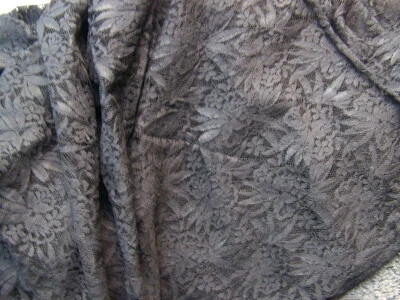 GRAND COUPON DE DENTELLE BRODERIE NOIRE CAUDRY  138 cm x 138 cm - N 12 - Photo 1/3