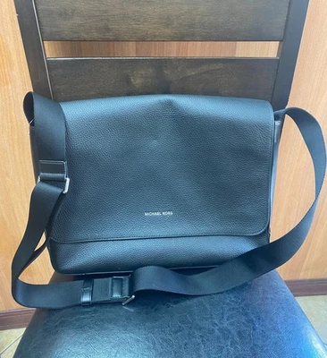 Bolso Mensajero Mason 33S0LMSM7E Explorer MSGR Cuero En Negro Foto 1 de 4