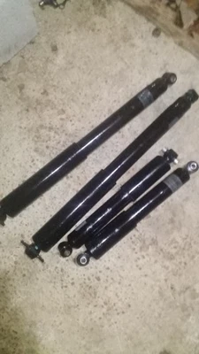 Amortiguadores delanteros y traseros para 88-98 Chevy GMC C1500 C2500 C3500 2x2 Sierra Silverado Foto 1 de 2