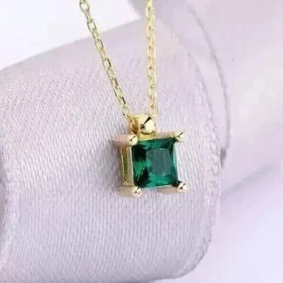 Colgante solitario esmeralda verde simulado corte princesa enchapado en oro amarillo de 14 k Foto 1 de 4