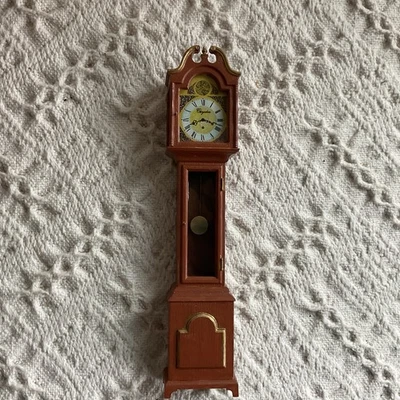 Relógio de pêndulo Chrysnbon plástico marrom avermelhado 7” casa de bonecas miniatura 1:12 - Imagem 1 de 4