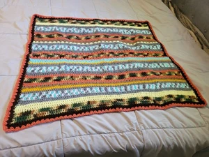 Handgefertigte gehäkelte Decke, orange, braun, hellbraun, grau, türkis, gelb - 30"x38" - Bild 1 von 1