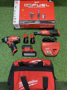 Milwaukee 2401-23B M12 Fuel Kit combinato 3 pezzi con batterie e caricabatterie - Foto 1 di 3