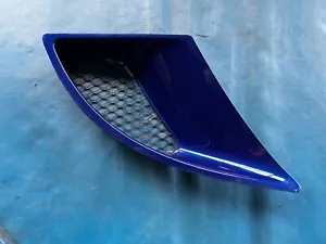 MG TF Lato Destro Quarto Posteriore Ventilazione JGY Accensione Blu (DHF000100) 2002 - 2007 - Foto 1 di 2