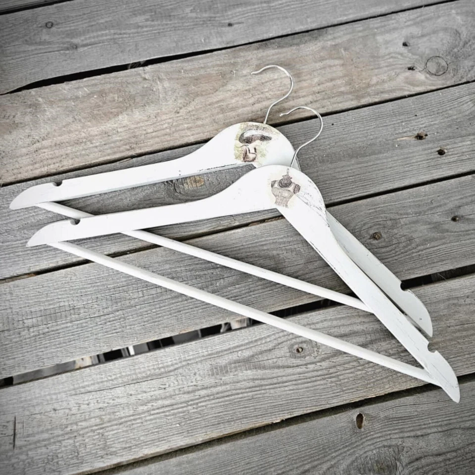 Vintage Holzkleiderbügel 2 tlg. Landhaus Kleiderbügel Holzbügel Deko Handarbeit - Bild 1 von 1