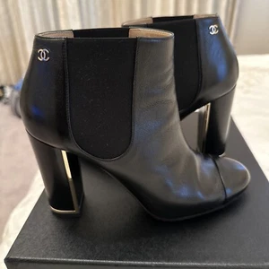 Great Condition⭐️ CHANEL CC Logo Black Leather Ankle Heeled Booties Sz 38. - Picture 1 of 9