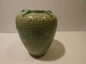 Kunstkeramik Vase mit asiatischem Thema, grün mit Schnörkelmotiven, "TP" - Bild 1 von 7