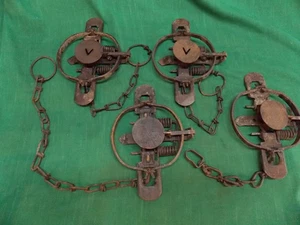 Lot of 4 vintage VICTOR 1 1/2 coil spring animal traps - Picture 1 of 12