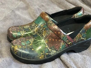 Klogs Womens Shoes Nurse Footwear Patent Leather Leaf Print Brand New Size 7.5 - Picture 1 of 10