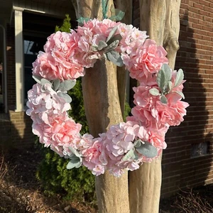 Handgefertigter 19" Blumenkranz - rosa & weiße Hortensien, Pfingstrosen & Lammohr - Bild 1 von 7