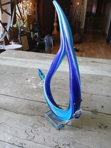 Pesce in vetro di Murano blu e bianco vorticoso alto 13" - Foto 1 di 6