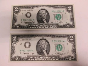 TWO US 1976 US $2 FEDERAL RESERVE NOTES- UNC & CONSECUTIVE - Picture 1 of 2