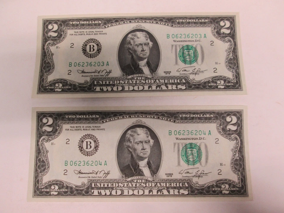 TWO US 1976 US $2 FEDERAL RESERVE NOTES- UNC & CONSECUTIVE - Image 1 of 2