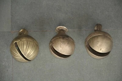 Campanas de vaca maciza redondas hechas a mano de latón antiguo de 3 piezas, pátina rica Foto 1 de 4