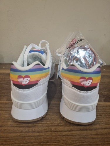 Taglia 10 5 NEW BALANCE LIFESTYLE MODE DE VIE PRIDE SNEAKER SCARPA CALZATURE LGBTQ