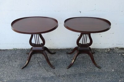 Mesas laterales con patas de arpa de caoba un par 5439 Foto 1 de 4