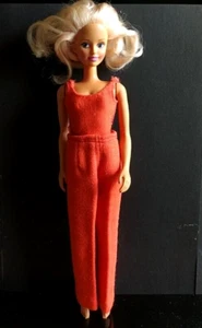 Poupée mannequin vintage Hasbro 1993, cheveux courts, vêtements orange vintage - Imagen 1 de 8