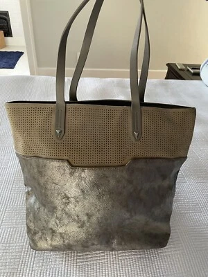 Bolso de mano Stella & Dot Hudson gris metálico con cremallera Foto 1 de 4